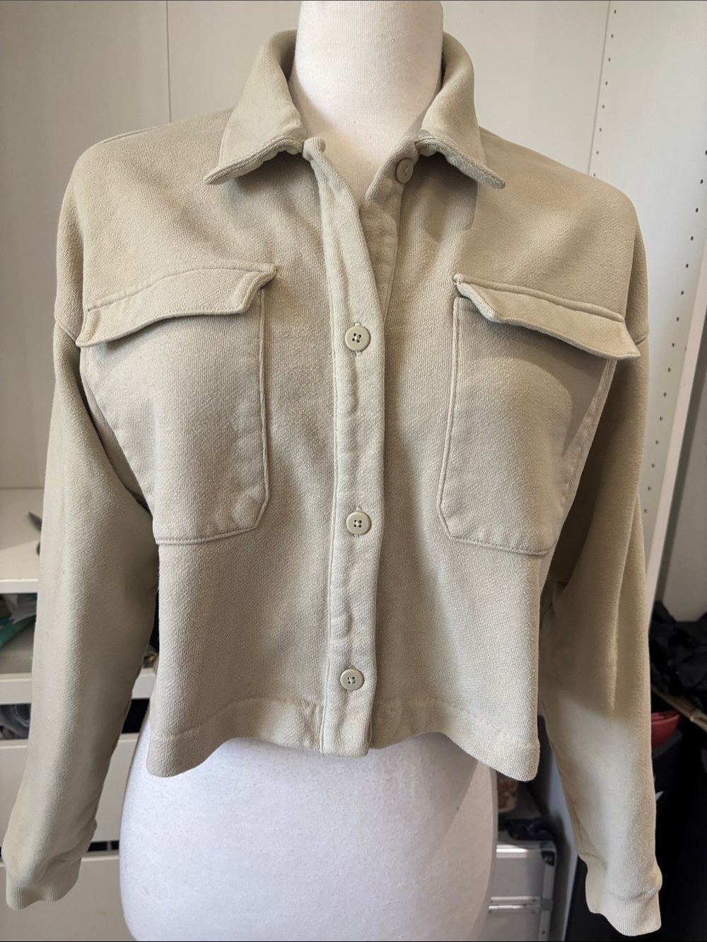 ALO Yoga Cropped Utility Jacket in Beige